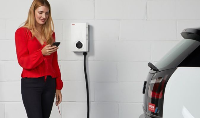 Borne de recharge pour véhicules électriques de la marque ABB vendu et installée par AE-T Energy.