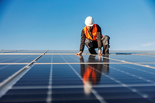 Installation de panneaux solaires photovoltaïques pour la production d'électricité
