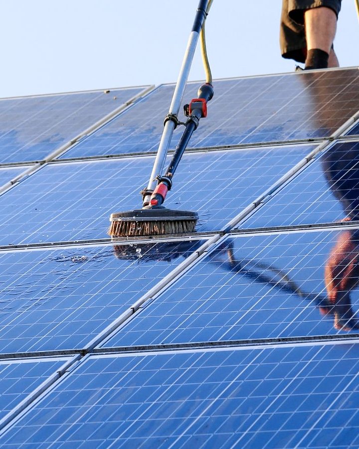Comment nettoyer un panneau solaire efficacement